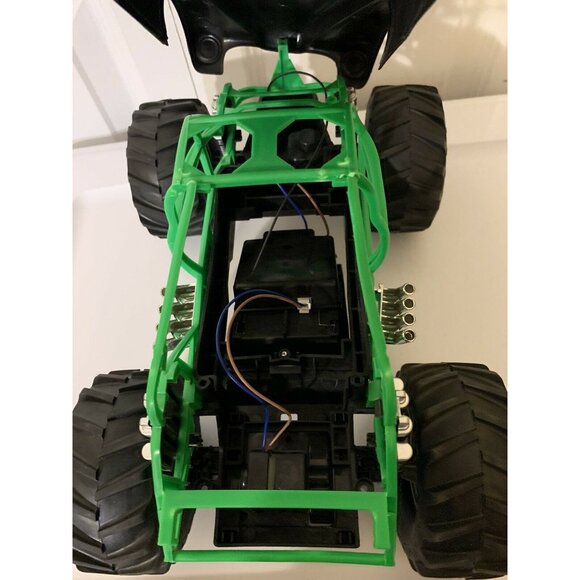 New Bright 1:10 RC 9.6V Monster Jam Grave Digger Truck No remote Crawler Rare - Picture 8 of 11